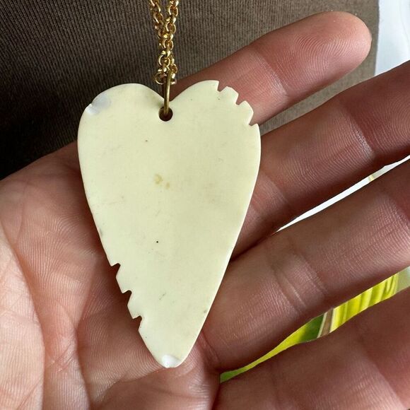 Vintage Abalone Inlay Shell Heart Lucite Necklace On Gold Tone Chain - Picture 8 of 8